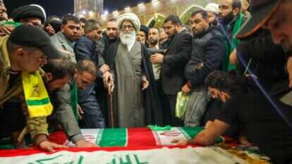 ארונו של סולימאני במסע הלוויה שהחל בעיר נג'ף בעיראק. | EPA