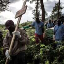 עובדי בריאות מביאים לקבורה אדם שמת מאבולה בקונגו | AFP