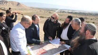 שר הביטחון נפתלי בנט עם ראש מועצת בקעת הירדן ויו"ר מועצת יש"ע דוד אלחייני. | מירי צחי