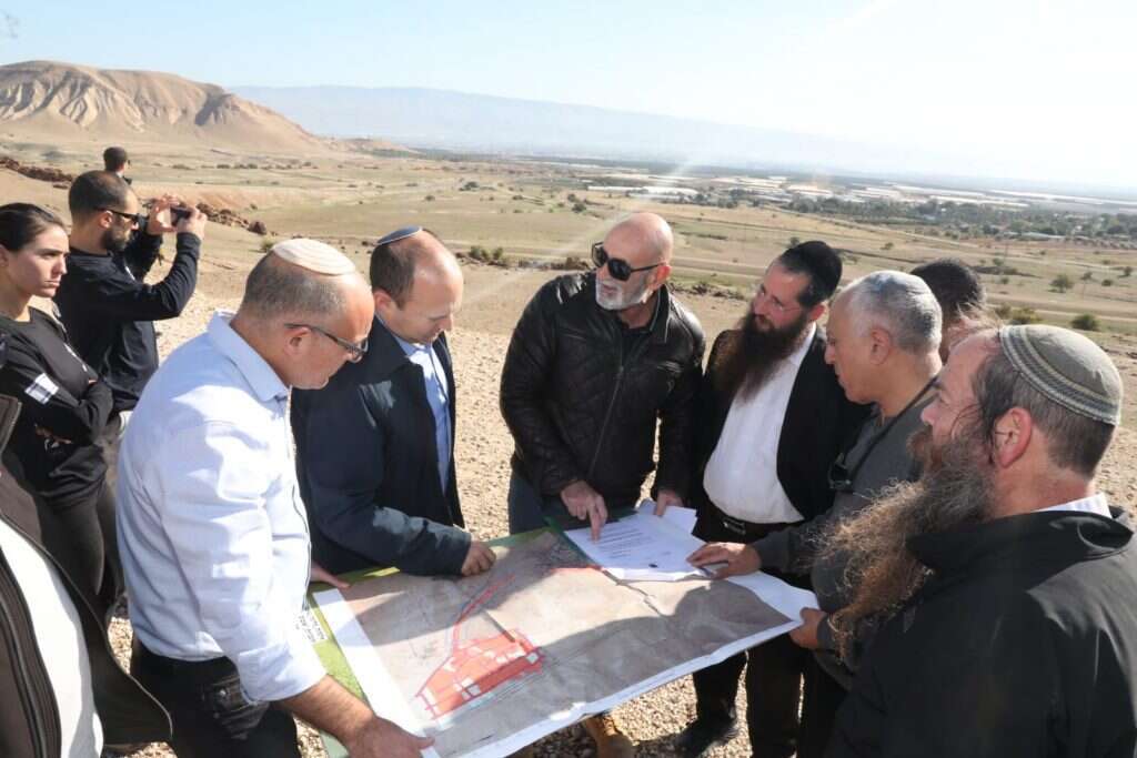 שר הביטחון נפתלי בנט עם ראש מועצת בקעת הירדן ויו"ר מועצת יש"ע דוד אלחייני. | מירי צחי