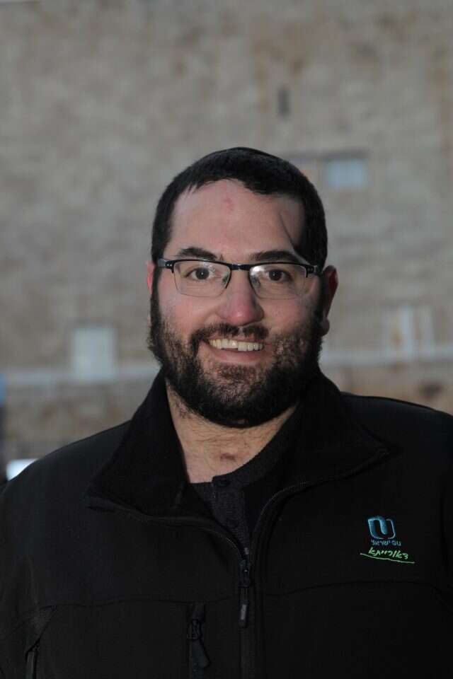 אהרון קרוב. | מירי צחי