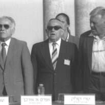 טדי קולק, אפרים אורבך ויצחק שמיר בכנס הקונגרס העולמי העשירי למדעי היהדות, האוניברסיטה העברית בירושלים, 1989. | צביקה ישראלי, לע"מ