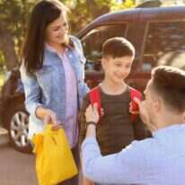 ילד והורים, בית ספר | שאטרסטוק