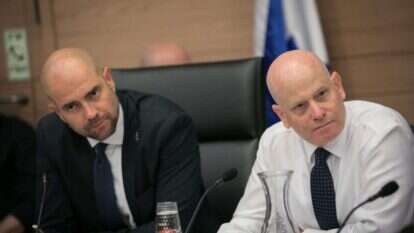 איל ינון (במרכז) במהלך דיון בכנסת. | נעם ריבקין פנטון