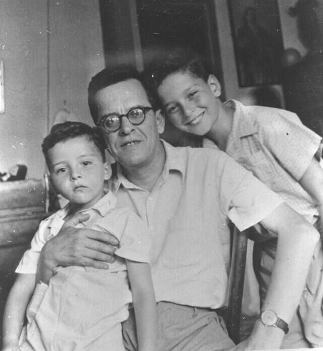 אב"א אחימאיר עם בניו, יעקב (מימין) ויוסי. | לע"מ