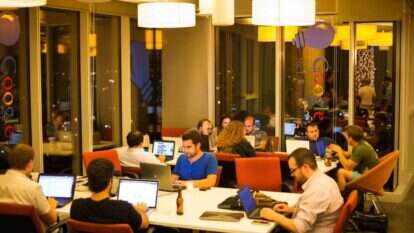 עובדים בקמפוס גוגל. | אריק סולטן