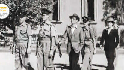 נאשמי ברית החשמונאים מובאים לבית המשפט | מסך מיומני כרמל, ארכיון המדינה