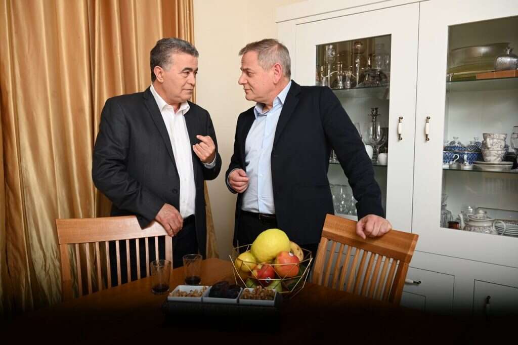 הורוביץ ופרץ אחרי החתימה על ההסכם