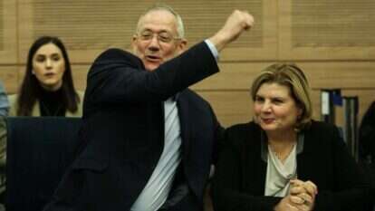 ח"כ אורנה ברביבאי ובני גנץ בדיון על גיוס חרדים בוועדת החוץ והביטחון. | אורן בן חקון