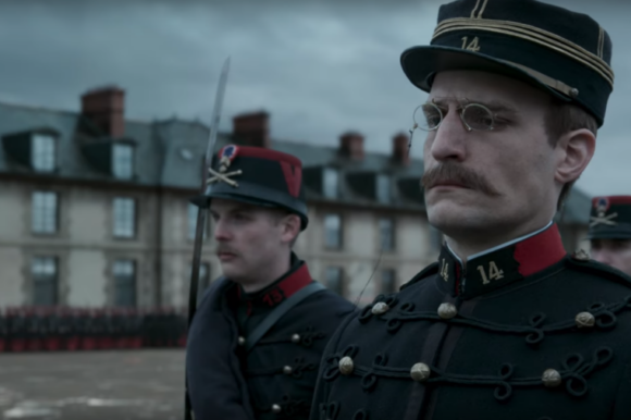 דרייפוס בטקס שלילת
הדרגות בסרט "קצין ומרגל". | מסך