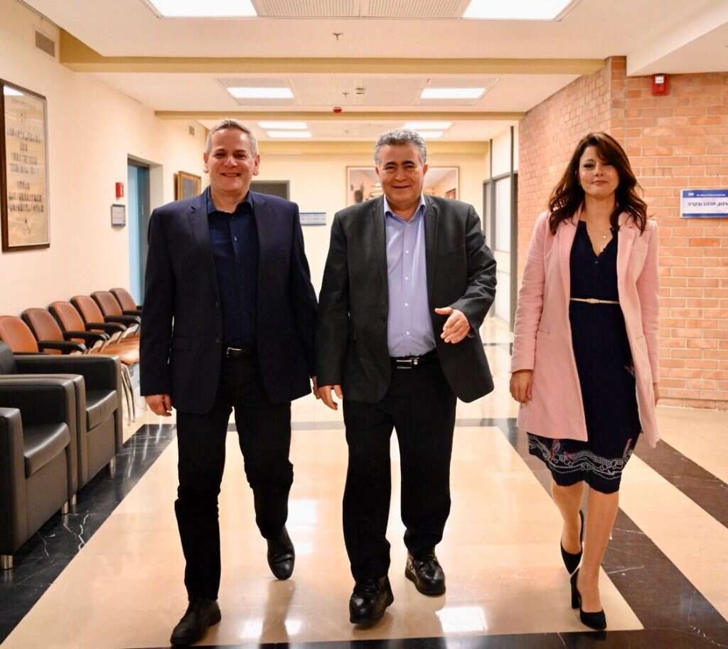 ראשי ההפלגה המאוחדת 'עבודה גשר מרצ' בדרכם להגיש את הרשימה. | דוברות