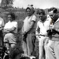 לבו של מלחין מיטב שירי הארץ מעולם לא גבה עליו. דוד זהבי (עומד מימין ומחלל) בקיבוץ נען. | אריה פק, קיבוץ נען, מאוספי ביתמונה