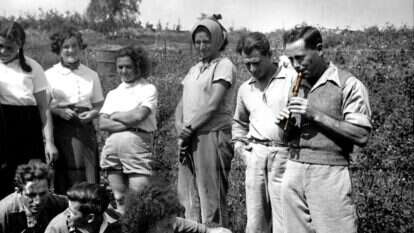 לבו של מלחין מיטב שירי הארץ מעולם לא גבה עליו. דוד זהבי (עומד מימין ומחלל) בקיבוץ נען. | אריה פק, קיבוץ נען, מאוספי ביתמונה