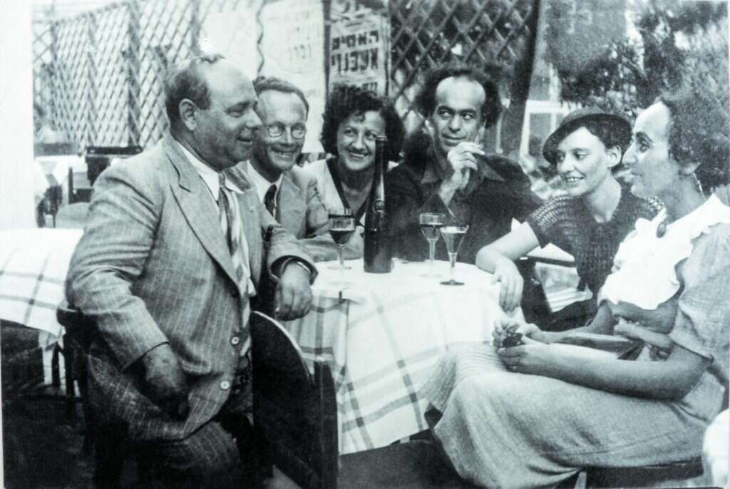 חבורת "יחדיו" במרפסת קפה אררט בתל אביב, 1938. מימין לשמאל: יוכבד בת-מרים, לאה גולדברג, אברהם שלונסקי, ליובה גולדברג )בעלת בית הקפה(, ישראל זמורה ומשה ליפשיץ מתוך אוסף פרטי של ליובה גולדברג במוזיאון ארץ ישראל. | יעל ויילר ישראל