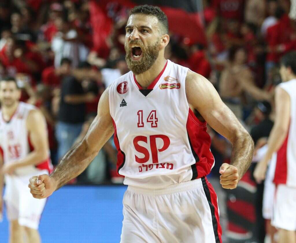 רביב לימונד במדי הפועל תל אביב. | דני מרון