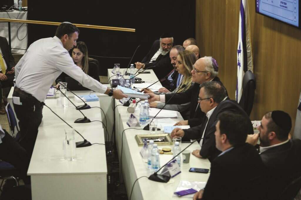 ח"כ מתן כהנא מוסר את רשימת 'ימינה' ליו"ר ועדת הבחירות ניל הנדל, שלשום. | אורן בן־חקון