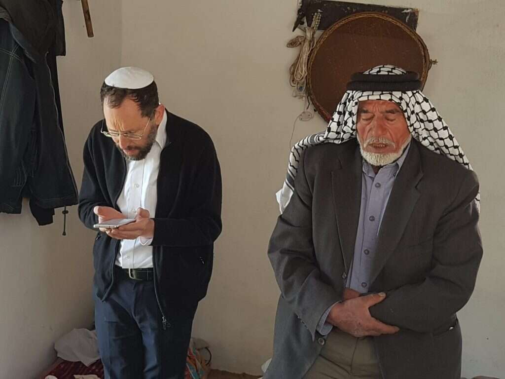 התמים הוא שרואה את התמונה השלמה. ביקור ותפילה בביתו של שכן בהר חברון. | אייל שני