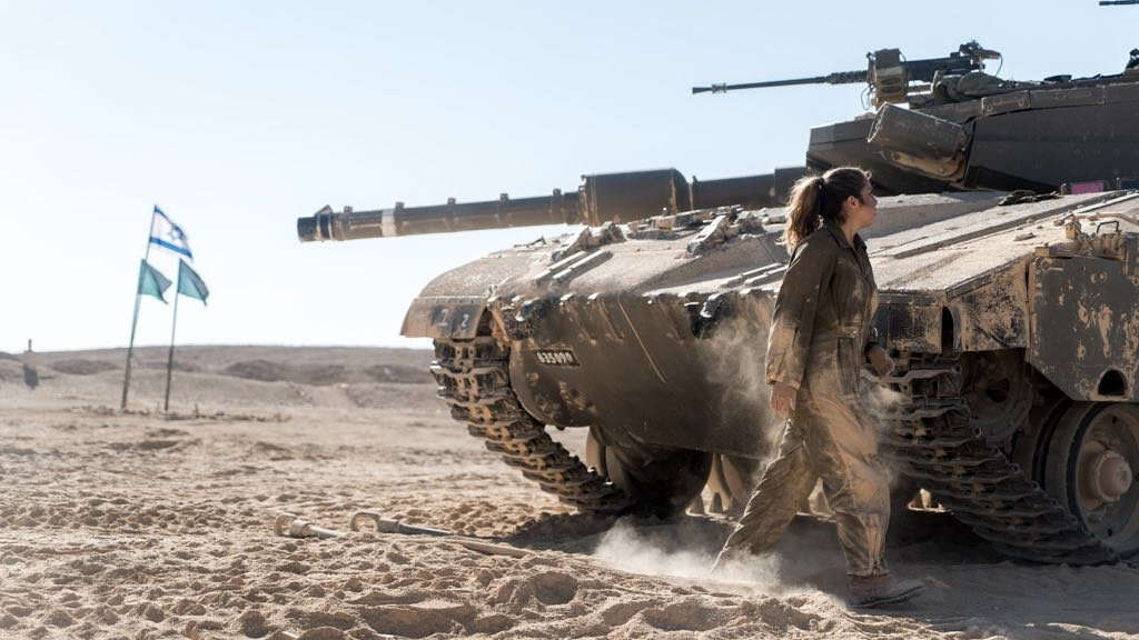 חיילת בשירות קרבי. | דו"צ
