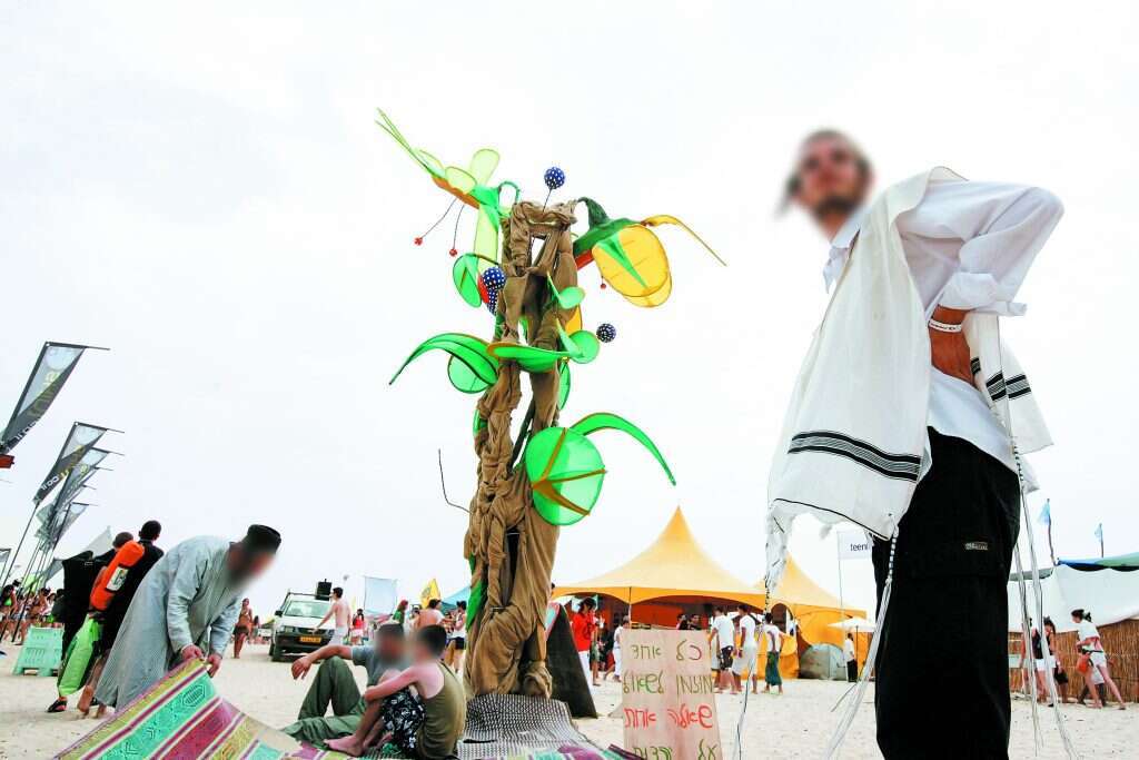 על יהדות ורוחניות. "כפר אהבה ותפילה" בפסטיבל בומבמלה, חוף ניצנים. | מרים אלסטר, פלאש 90