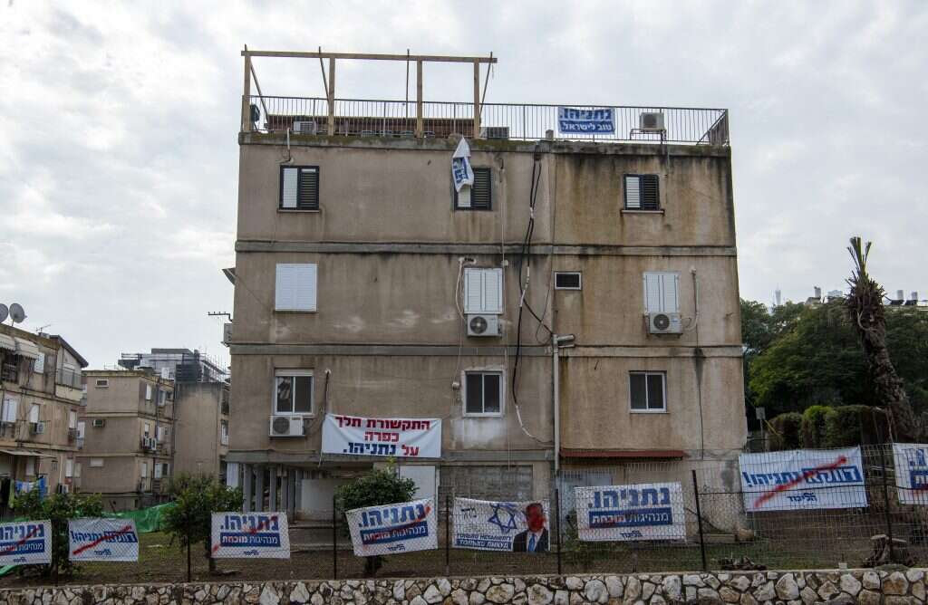 "לגנץ בחיים לא אצביע. אבל אולי לא אצביע בכלל". בית בטבריה. | גיל אליהו, ג'יני