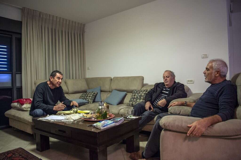 ארי שביט עם תושבי טבריה. | גיל אליהו, ג'יני