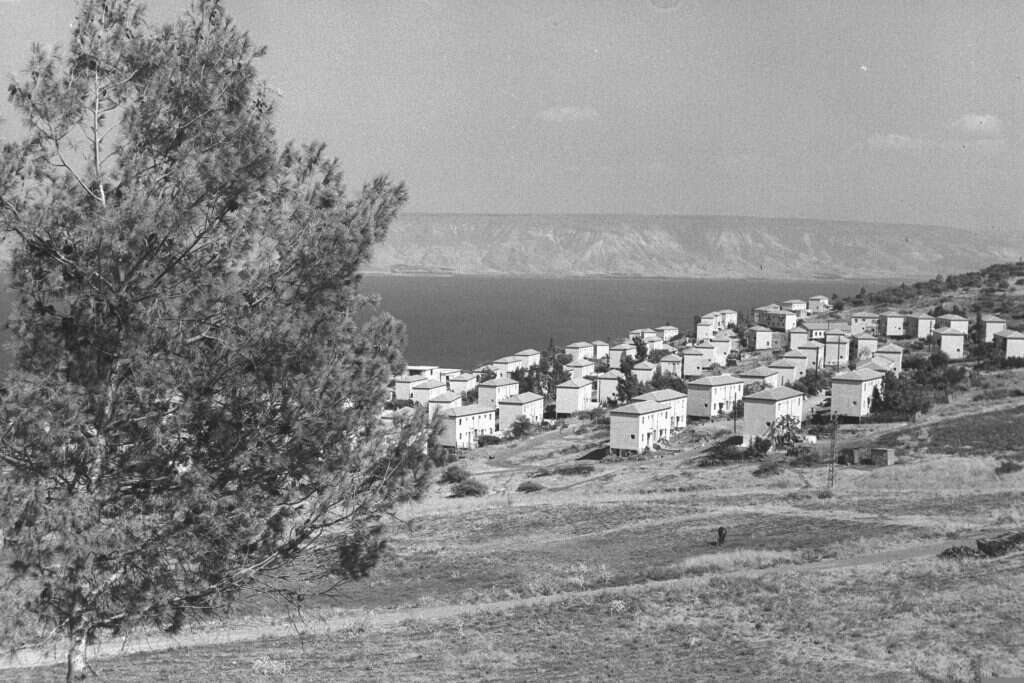 מפא"י שידרה עוצמה בשיכונים, עד שפירמידת הכוח נשברה. טבריה, 1959. | פריץ כהן, לע"מ