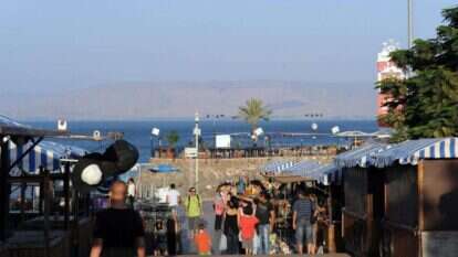 הטיילת בחוף טבריה. | גיל אליהו, ג'יני