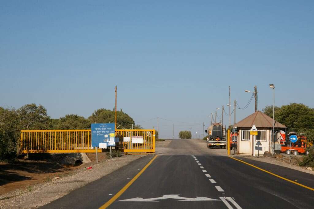 כפטריות אחר הגשם. שער בכניסה ליישוב, אילוסטרציה. | אנצ'ו ג'וש, ג'יני