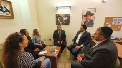 חברי הכנסת ינון וארבלי עם שגריר גואטמלה בישראל ונציגות המשפחה בכת לב טהור