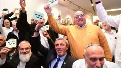 הרב רפי פרץ, הרב בן דהן ומוטי יוגב במרכז הבית היהודי. תילום: יוסי זליגר