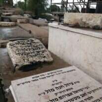 כיהנה שבע עשרה שנים כאדמו"רית. מצבתה המקורית והמשוקמת של הרבנית ציזיה חנה בבית העלמין בטבריה