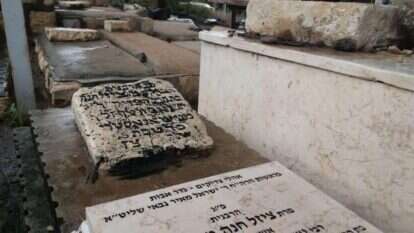 כיהנה שבע עשרה שנים כאדמו"רית. מצבתה המקורית והמשוקמת של הרבנית ציזיה חנה בבית העלמין בטבריה