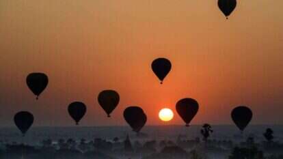 כדורים פורחים בשעת זריחה מעל באגאן, אתר מורשת של האו"ם, מיאנמר. | AFP