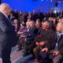 נשיא המדינה ראובן ריבלין בשיחה עם ניצולי השואה שהגיעו להשתתף בטקס לציון 75 שנים לשחרור אושוויץ-בירקנאו. | תומר רייכמן