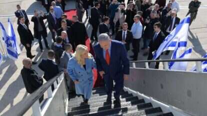 ראש הממשלה בנימין נתניהו ורעייתו שרה בשדה התעופה בן גוריון לפני יציאתם לביקור מדיני בוושינגטון. | קובי גדעון, לע"מ