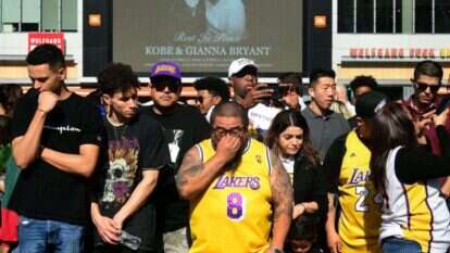 האוהדים מתאבלים יחד על מותו הטראגי של כוכב הכדורסל קובי בראיינט. | AFP