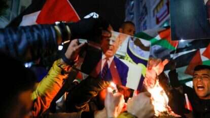 תושבי רמאללה מוחים עם פרסום פרטי עסקת המאה. | AFP