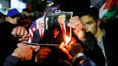 פלסטינים מפגינים נגד עסקת המאה שהציג הנשיא טראמפ. | AFP