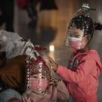 ילדים סינים חובשים מסכות מאולתרות. | גטי אימג'ס