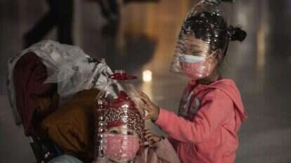 ילדים סינים חובשים מסכות מאולתרות. | גטי אימג'ס