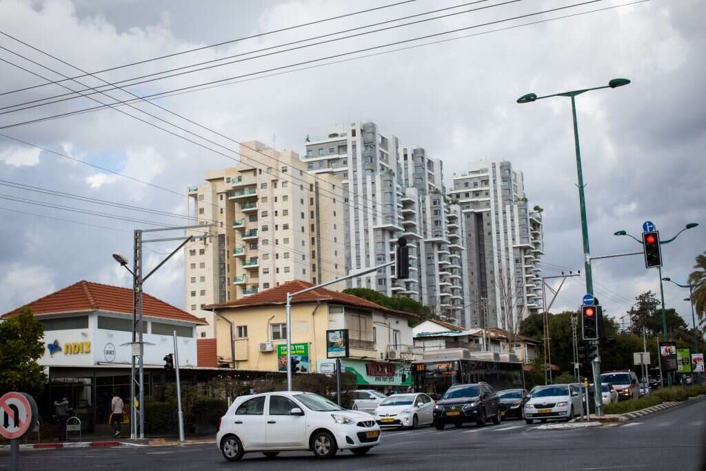 מוקד המרד נגד שלטון נתניהו. רעפים ומגדלי קומות בהוד־השרון. | אריק סולטן