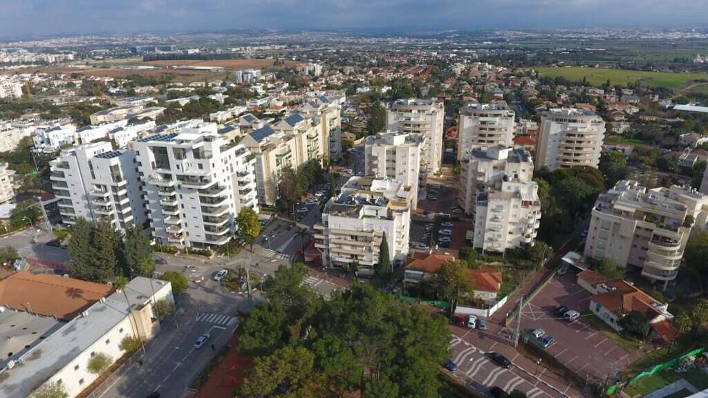 עיר מישור נטולת ייחוד, שהיא מה שישראל עשויה להיות. הוד השרון. | שאטרסטוק