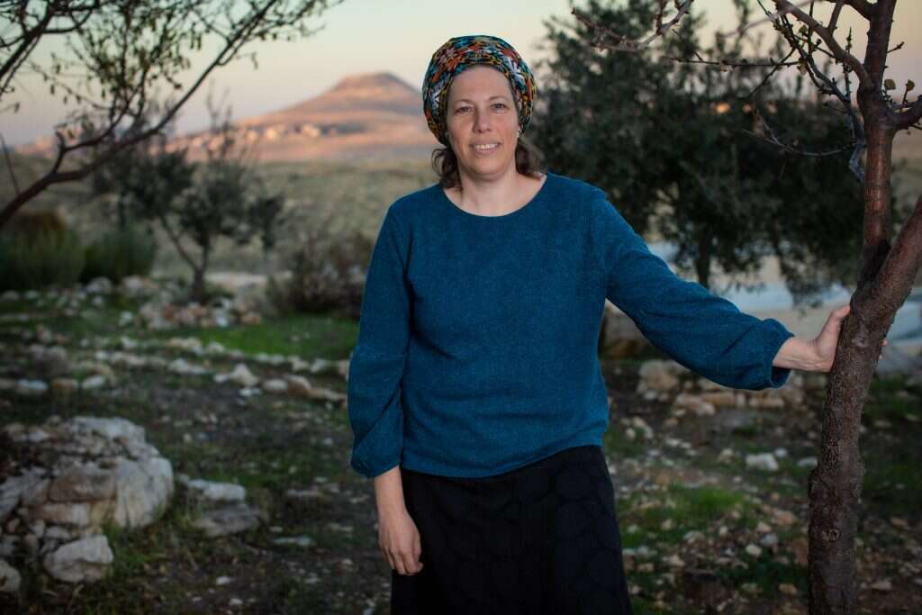 "כל מה שידעתי אי פעם נגמר. עכשיו אני יכולה רק להיוולד לצורה אחרת של חיים, של אמהות. נעאה אנסבכר. | אריק סולטן