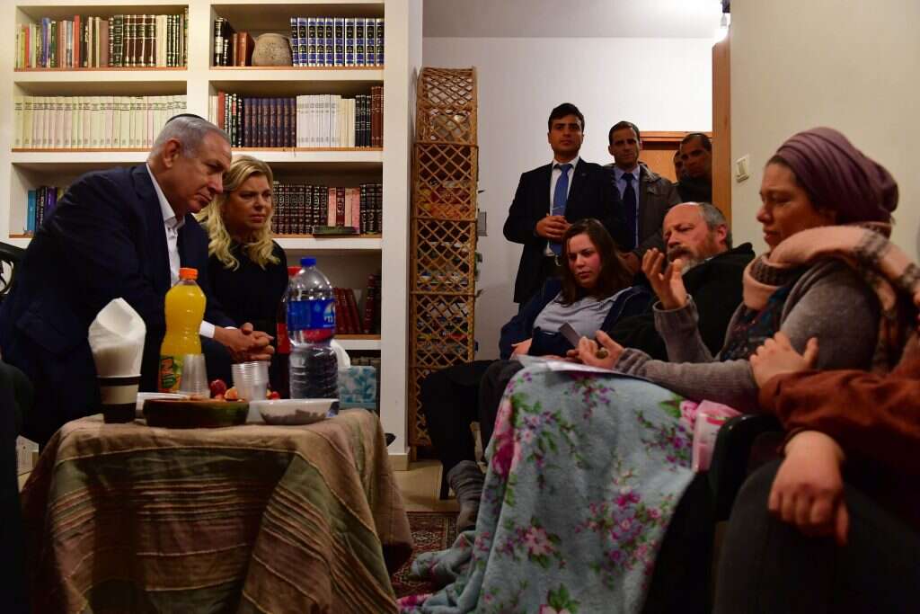 "האהבה והאור של אורי התפשטו וחזרו אלינו". בנימין ושרה נתניהו בניחום האבלים. | קובי גדעון, לע"מ