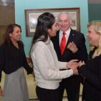 ראש הממשלה ורעייתו בפגישתם עם נעמה יששכר ואמה. | קובי גדעון, לע"מ