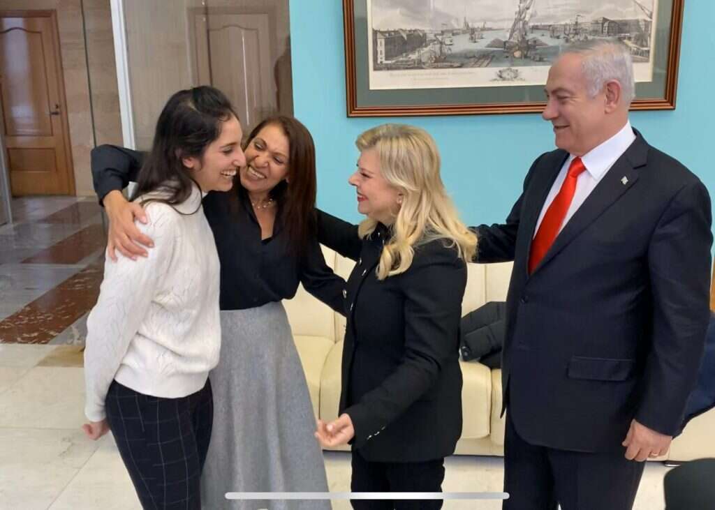 ראש הממשלה ורעייתו בפגישתם עם נעמה יששכר ואמה. | קובי גדעון, לע"מ