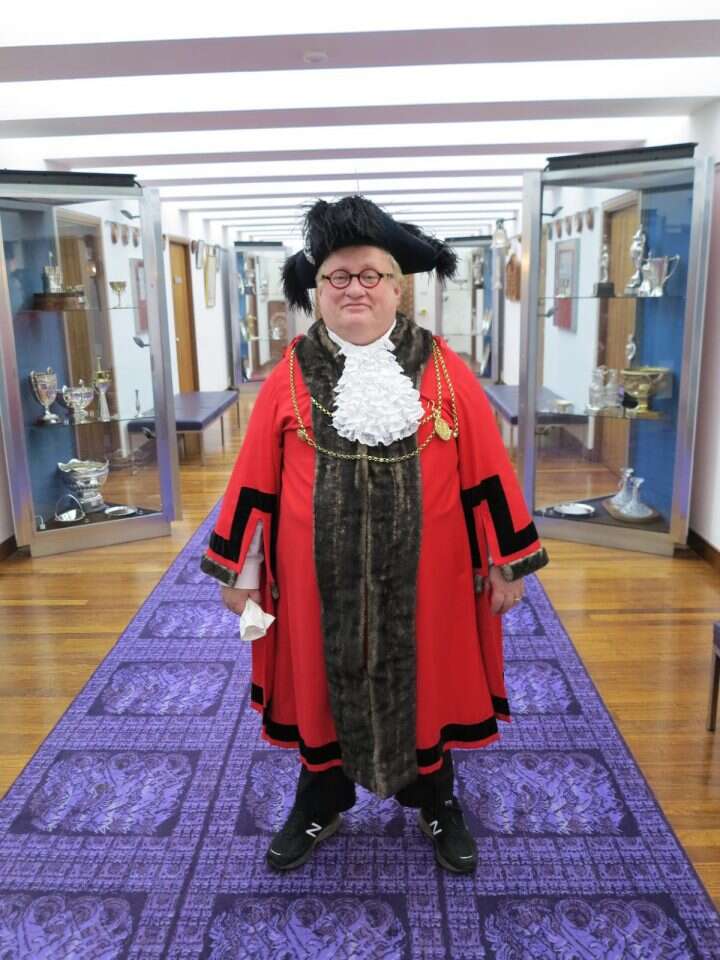 נטמע היטב בשכונה. טננבום בלבוש ראש עיר אנגלי. | איזי טננבום