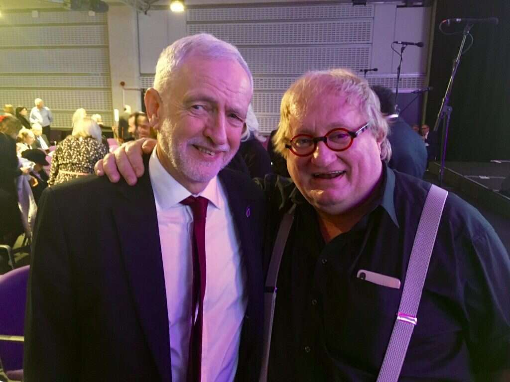 שיחה זורמת ואפילו חיבוק. טננבום עם ג'רמי קורבין. | איזי טננבום