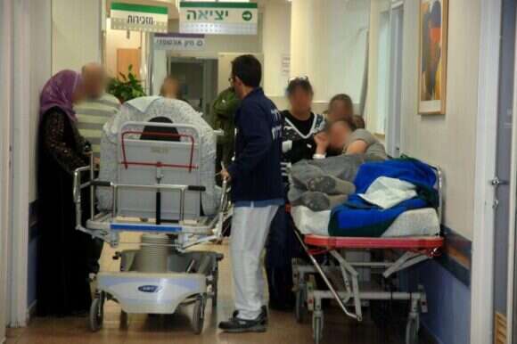 מטופלים בחדר המיון בסורוקה. למצולמים אין קשר לכתבה | דודו גרינשפן מטופלים בחדר המיון בסורוקה. למצולמים אין קשר לכתבה | דודו גרינשפן