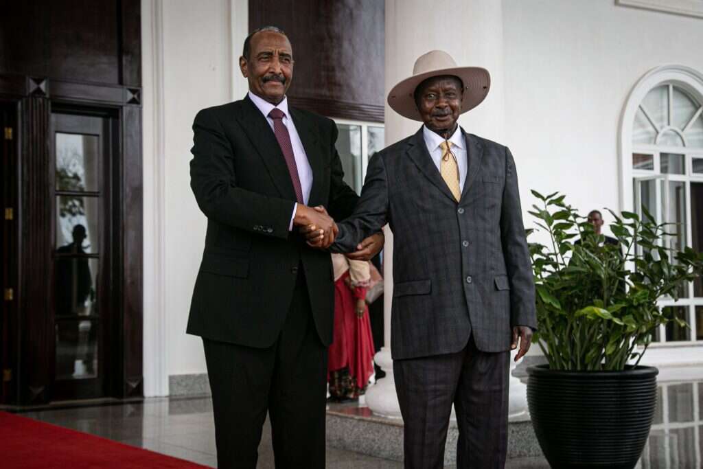 נשיא אוגנדה יורי מוסווני (מימין) וראש המועצה המכוננת של סודאן עבד אל-פתאח עבד א-רחמן אל-בורהאן. נובמבר 2019. | AFP